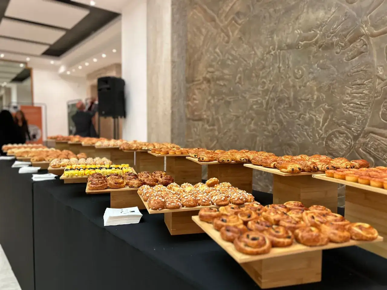 Buffet de viennoiseries vari&eacute;es, parfait pour organiser un petit d&eacute;jeuner pour 30 personnes.
