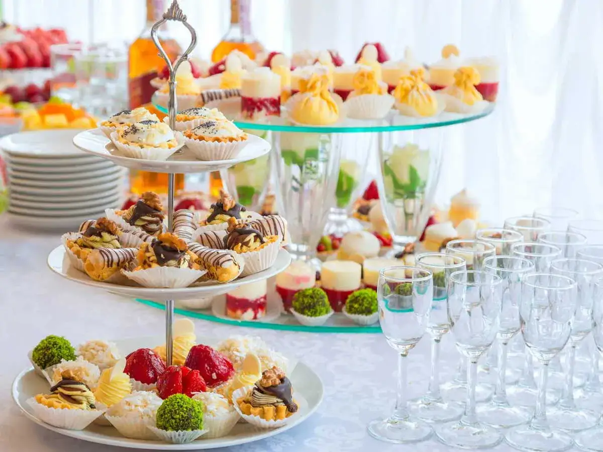 Un buffet de desserts vari&eacute;s, parfait pour une id&eacute;e repas soir&eacute;e. Petites tartelettes, &eacute;clairs, fruits frais et verrines invitent &agrave; la gourmandise.