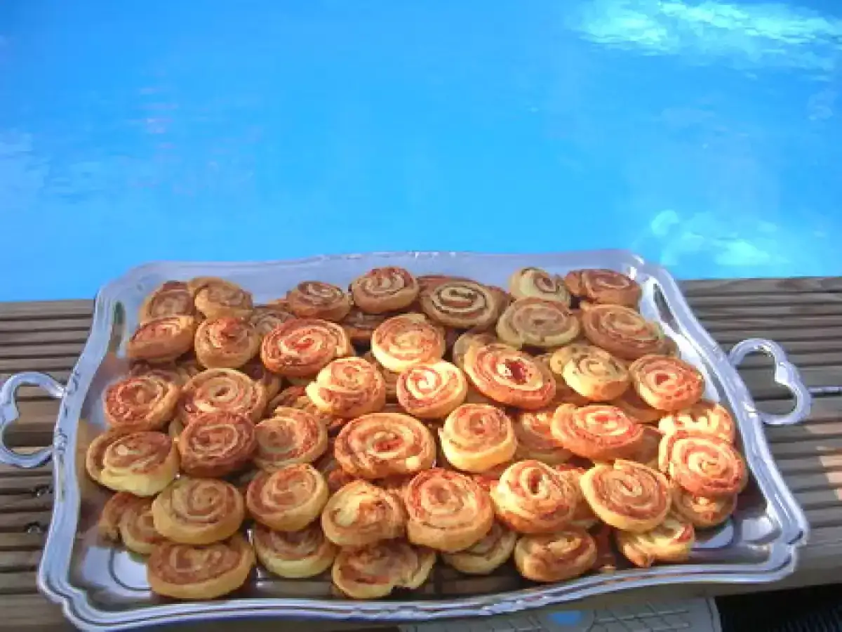 Plateau de petits fours sal&eacute;s en p&acirc;te feuillet&eacute;e, pr&ecirc;ts &agrave; &ecirc;tre d&eacute;gust&eacute;s au bord de la piscine.