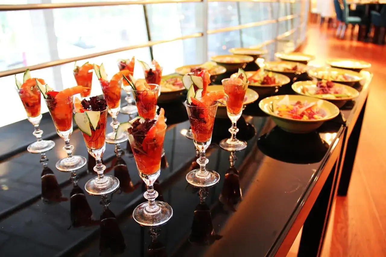 Un apéro dinatoire pour 10 personnes : verrines de crevettes et salades colorées, prêtes à être dégustées.