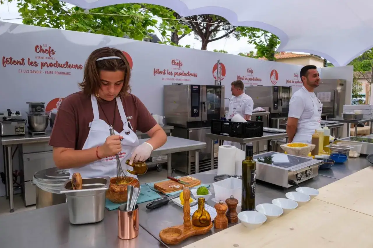 Jeune chef pr&eacute;pare une sauce pour la journ&eacute;e internationale des cuisiniers. L'&eacute;v&eacute;nement c&eacute;l&egrave;bre les producteurs et le savoir-faire r&eacute;gional.