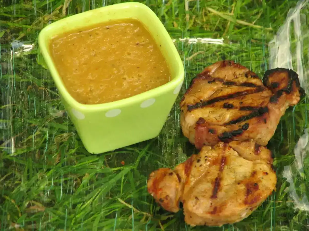Filet mignon grillé servi avec une sauce onctueuse, parfait pour accompagner un bon vin.
