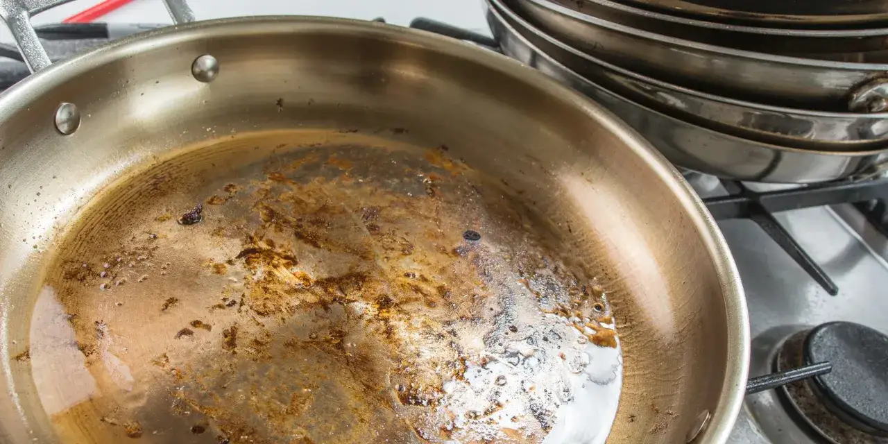 Une poêle sale avec des résidus de cuisson. Il est temps de dégraisser cette poêle pour la rendre comme neuve.