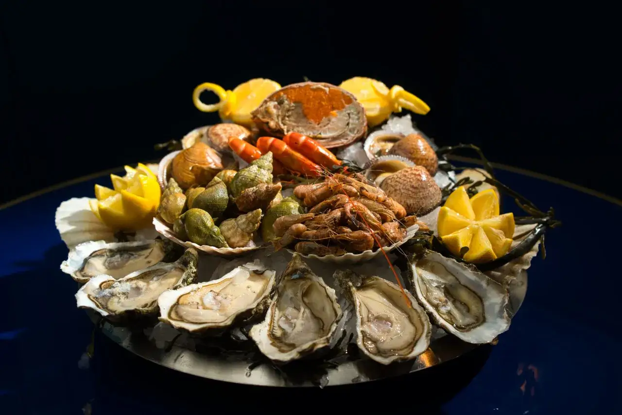 Plateau de fruits de mer : hu&icirc;tres, crevettes, bulots, langoustines et tourteau. Un d&eacute;lice pour savoir comment faire un plateau de fruits de mer.