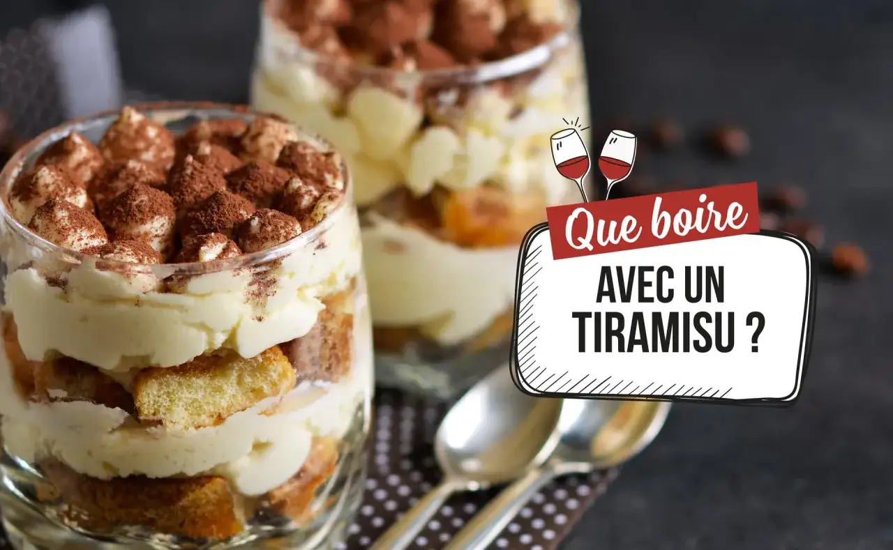 Deux verres de tiramisu, parsemés de cacao, invitent à découvrir que boire avec un tiramisu. Des cuillères attendent patiemment.