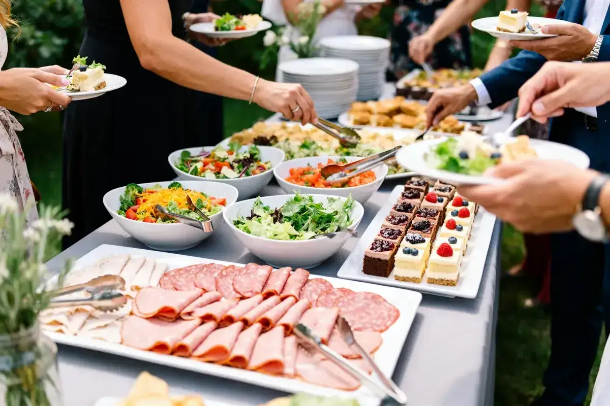 Buffet varié pour une idée repas soirée nombreux : salades, charcuteries, mini-gâteaux.