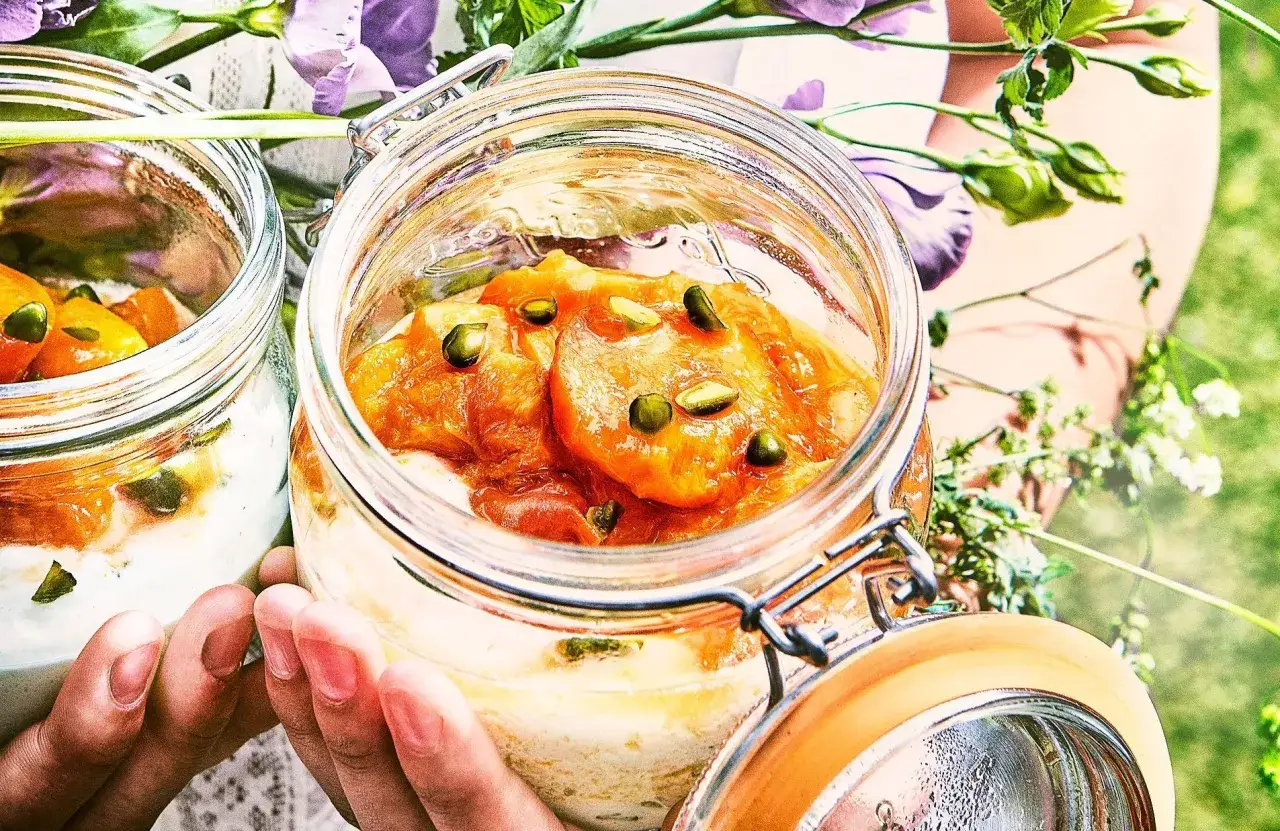 Délicieux dessert de saison septembre en pot, avec des fruits orangés et des pistaches.