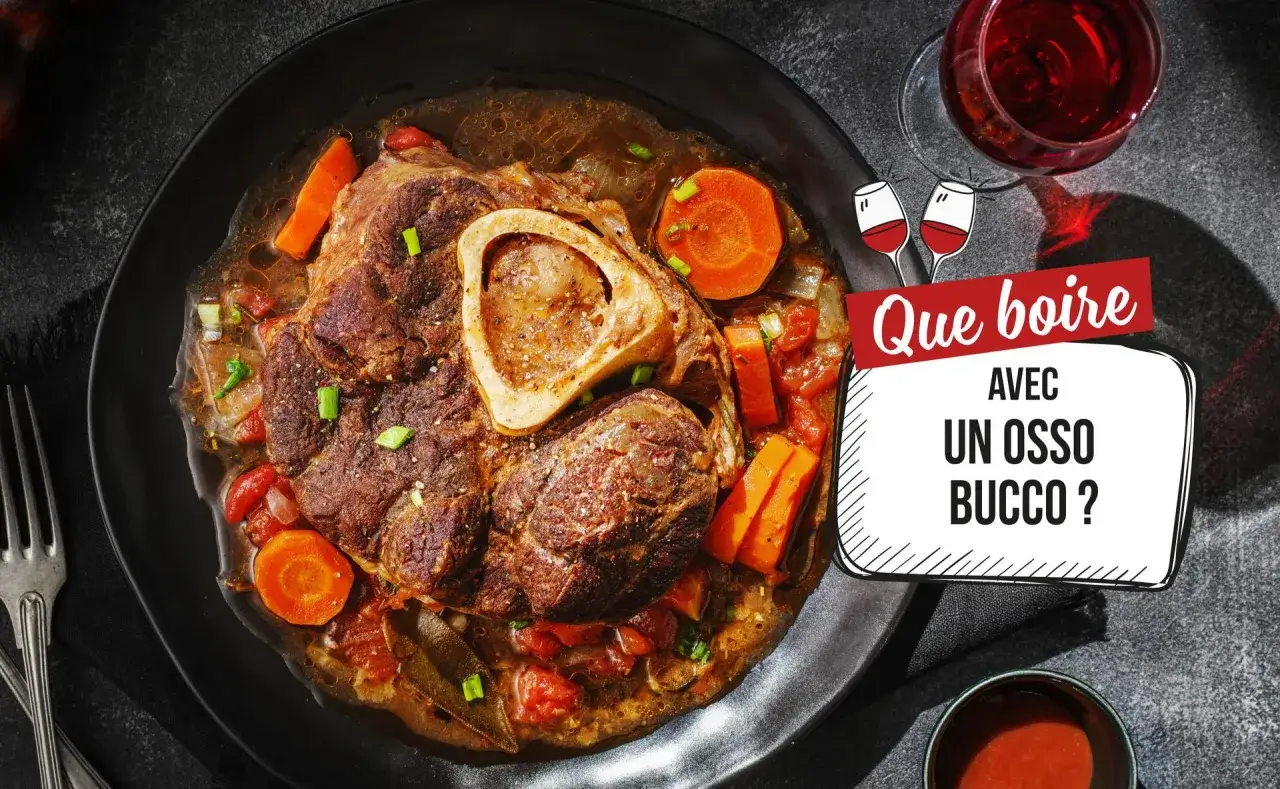 Un plat d'osso bucco savoureux, garni de carottes et de tomates, servi avec un verre de vin rouge. La question 