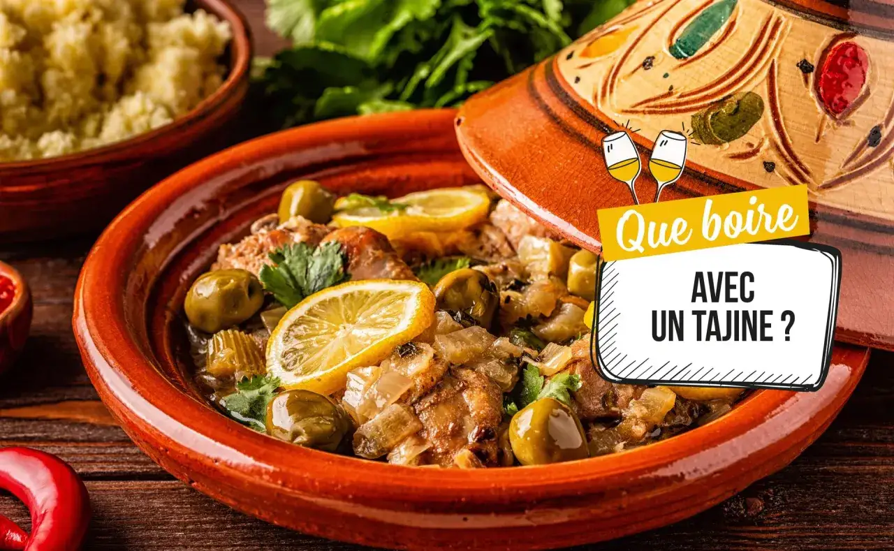 Un délicieux tajine poulet citron olives, prêt à être dégusté avec le bon vin.