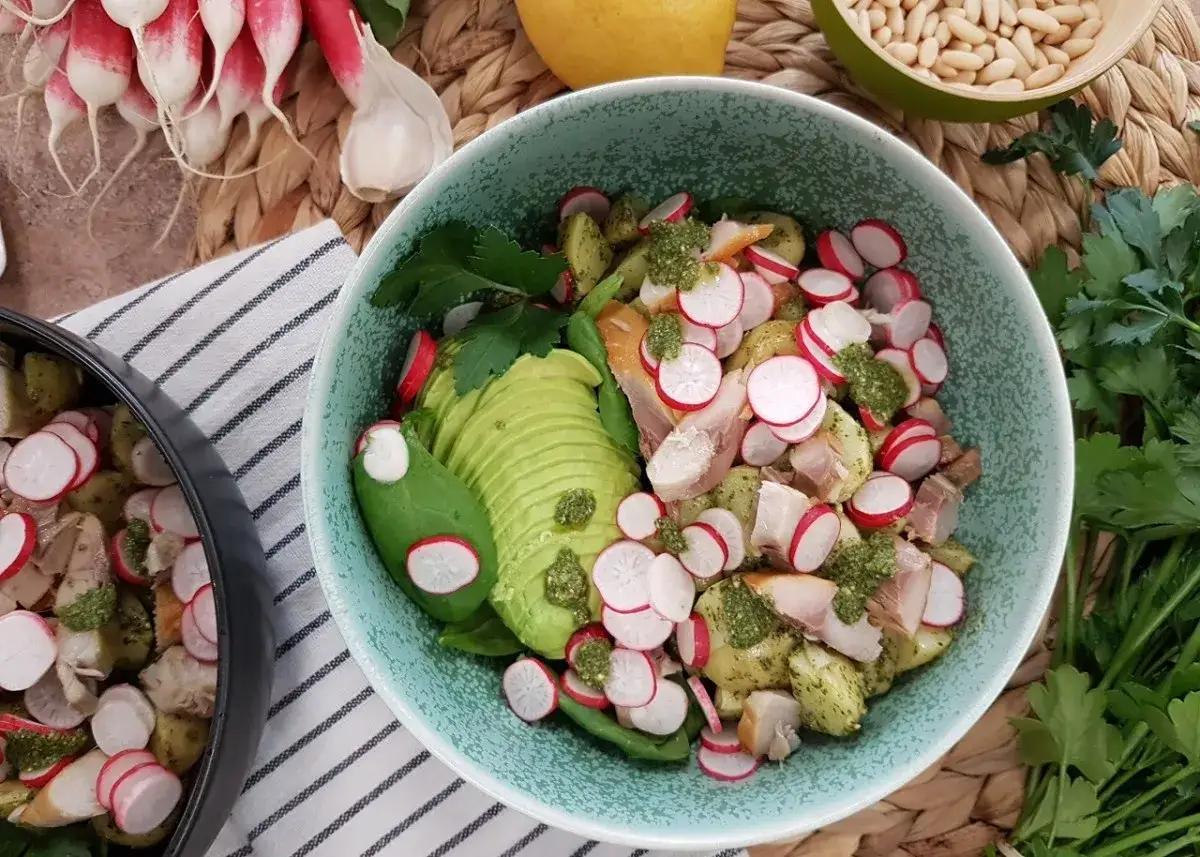 Salade colorée avec maquereaux, avocat, radis et pommes de terre. Quel accompagnement avec des maquereaux au vin blanc ? Cette salade est une excellente idée !