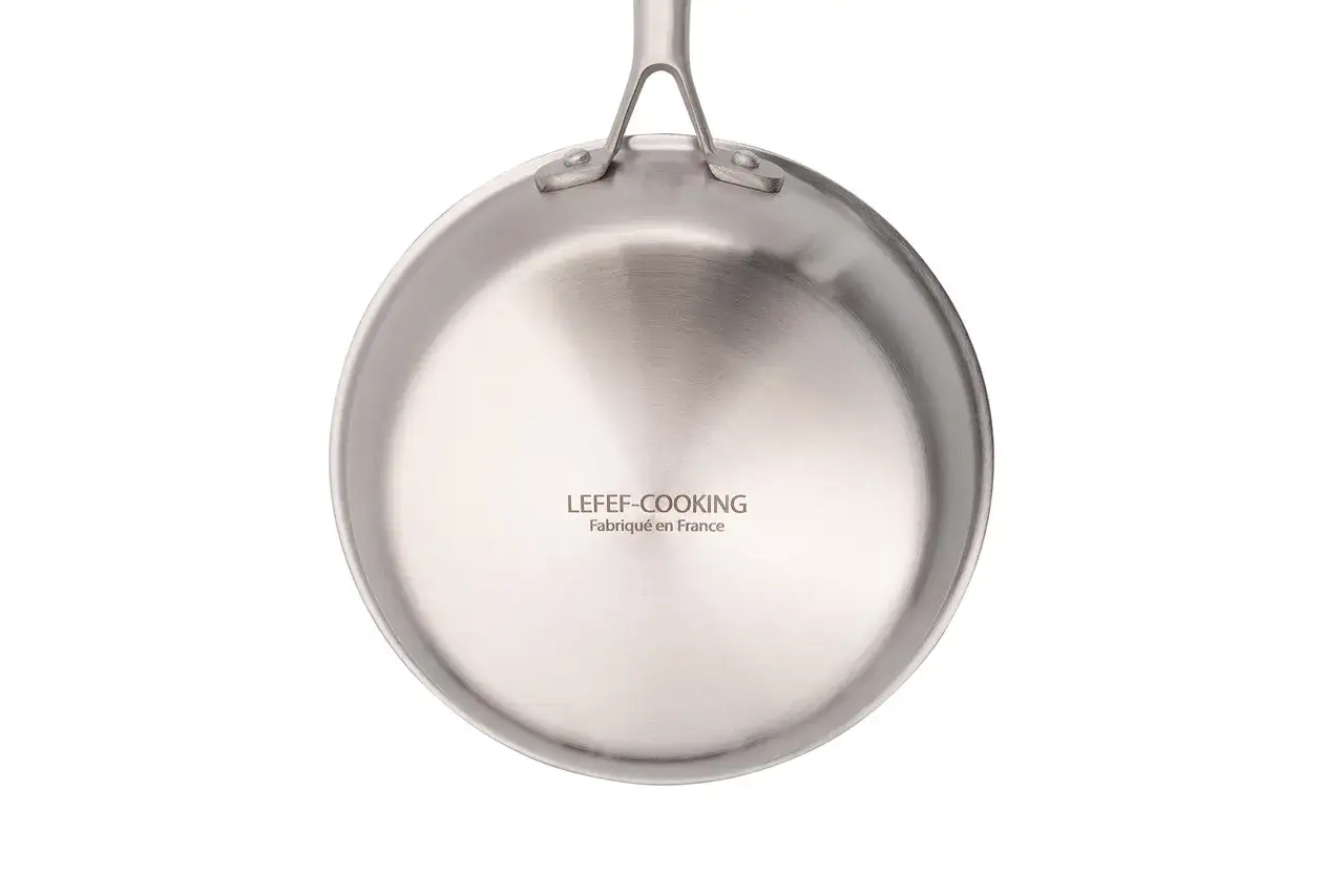 Vue du dessous d'un po&ecirc;le acier ou inox, marque LEFEF-COOKING, fabriqu&eacute; en France.
