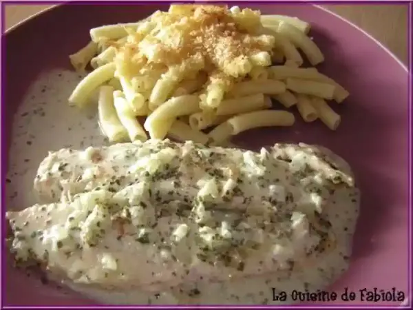 Délicieux poisson à la crème et vin blanc, servi avec des pâtes. Un plat savoureux pour un repas gourmand.