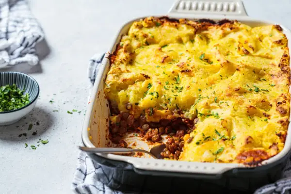 Un plat réconfortant de parmentier de canard, prêt à être dégusté. Quel vin avec parmentier de canard ? Un Pinot Noir serait parfait.